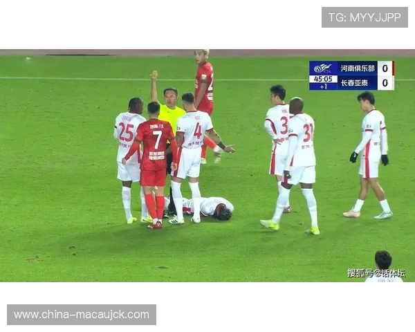 亚冠关键战防守体系稳定性成焦点 三中卫切换暴露协防漏洞